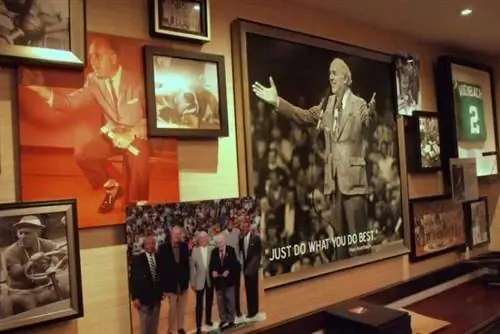 Игроки Red Auerbach и Boston Celtics на стене в ресторане Red's.