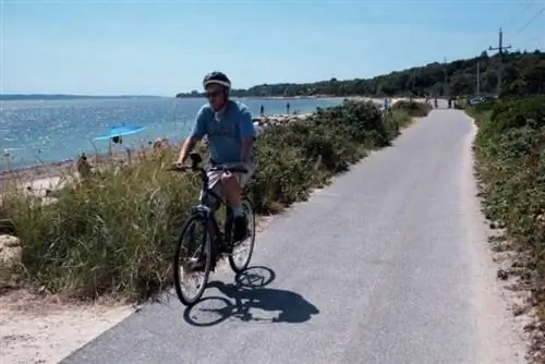 Поездка на велосипеде вдоль океана по велосипедной дорожке Shining Sea Bikeway из Фалмута в Вудс-Хоул.