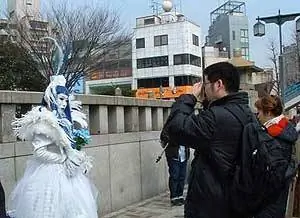 Девушки Харадзюку позируют для фотографий. Группа выступает в клипах Гвен Стефани. Фото Сьюзан Бентон Женское путешествие Токио