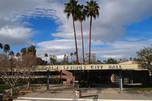 Ратуша Палм-Спрингс является ярким примером многих классических зданий середины века.