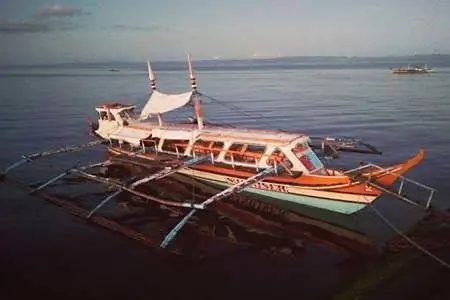 Рыбацкая лодка в Тикао, Филиппины. Фотографии Люка Хенкеля.