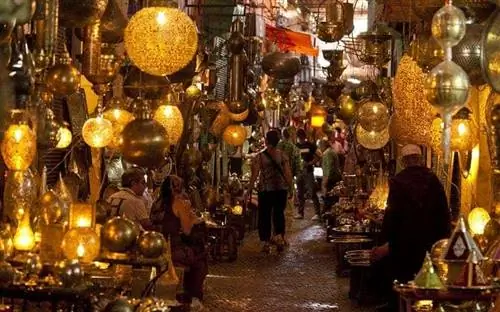 Ночная жизнь магазинов в Марракеше.