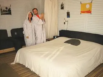 Какой путь на Святую Землю? Отель Ace предлагает своим гостям необычные халаты.