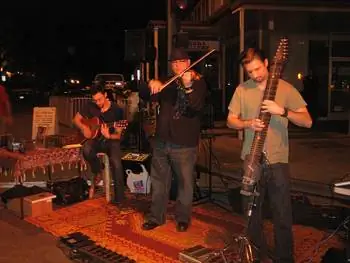 Ночной рынок по четвергам. Самый популярный рынок города - это рынок, на котором представлены музыканты, художники-жюри и множество продавцов еды.