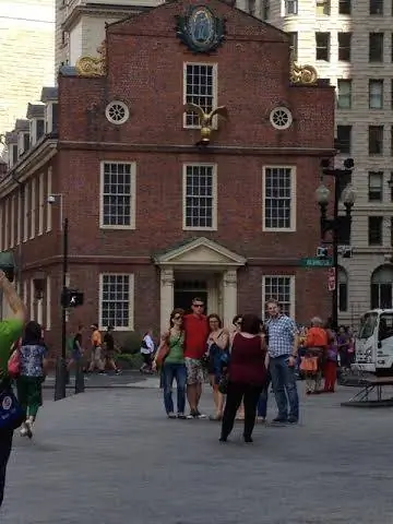 Прогулка возле Faneuil Hall в центре Бостона, штат Массачусетс.