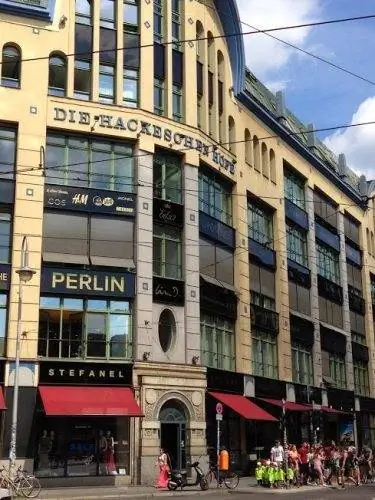 die hackeschen hofe, один из многих домов, скрывающихся за видимыми уличными фасадами Берлина. Фотографии Бернадет Гейер.