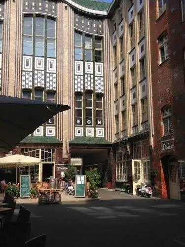 Hof I с плиткой в стиле модерн.