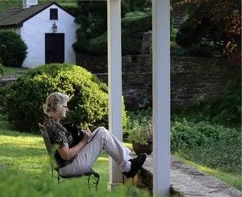 Мама поднимает ноги, чтобы делать заметки о Белокрылке.