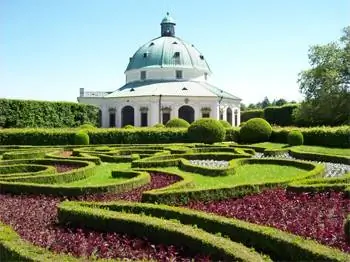 Много фотографируемая итальянская ротонда, Цветочный сад Кромержиж