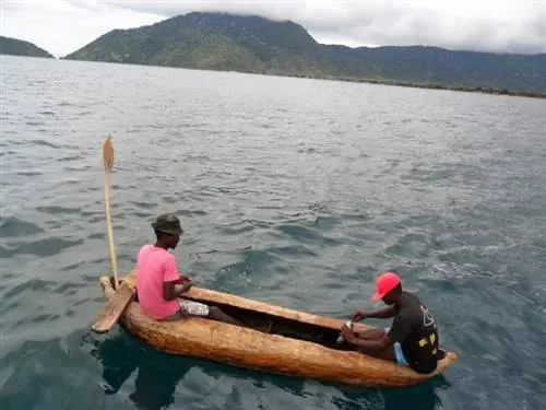 По пути на остров недалеко от мыса Маклир для подводного плавания мы встретили этих двух рыбаков, которые снабдили нас обедом на весь день.