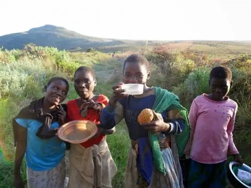 К своему удовольствию, девушки позируют перед камерой. Они смеялись, увидев фотографии, и всегда хотели еще.
