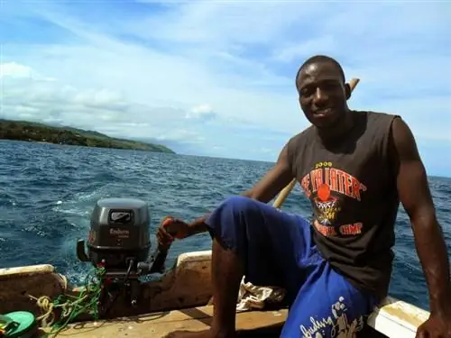 Во время экспедиции с рыбными орлами в бухте Нхата мы кружили вокруг и наблюдали, как проводники кормят орлов в полете, свистя и подбрасывая им пищу.