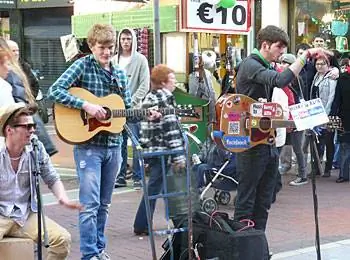 Уличные музыканты на Графтон-стрит в Дублине