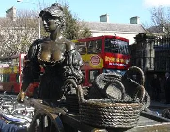 В прекрасном Дублине, где девушки такие хорошенькие, я впервые увидел милую Молли Мэлоун.