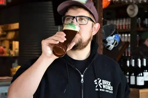 Контроль качества Джастином на пивоварне Brick Works.