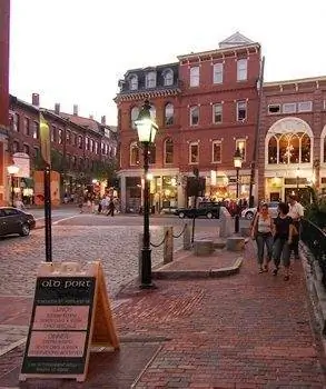 Старый порт Портленда, штат Мэн, всегда оживлен. фотографии Херба Хиллера.