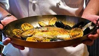 Кулинарное творение из рыбы в ресторане Street and Co., Портленд, штат Мэн.