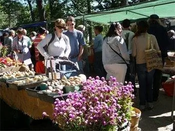Еженедельный фермерский рынок на Монумент-сквер, Портленд, штат Мэн.