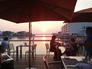 Ужин в отеле Reeds Resort, Оушен-Сити, штат Нью-Джерси, в сумерках.