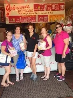 Наливаю попкорн Джонсонс.