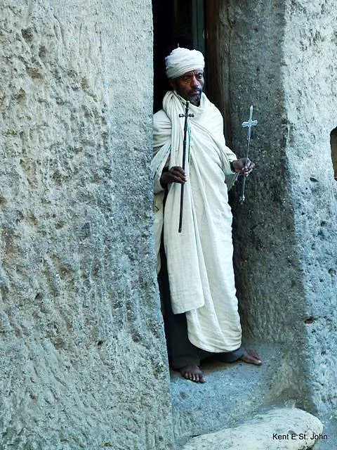 Монах у Асеян Марьям высоко над Лилибелой.