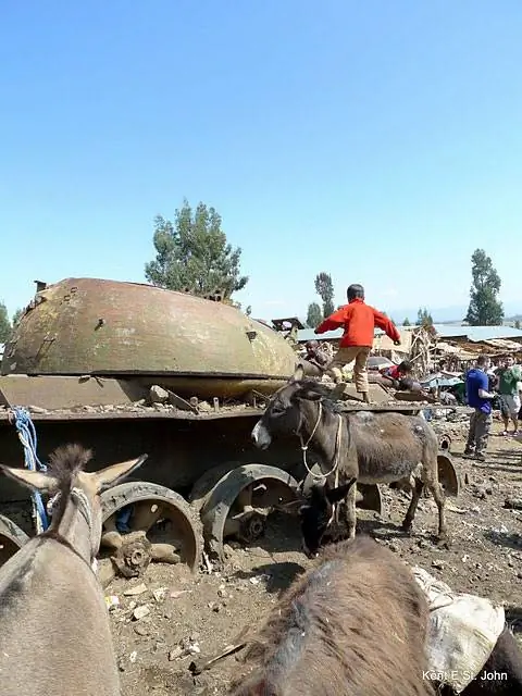 Ребенок играет на танке, оставшемся после итальянского вторжения в Эфиопию в 1935 году.