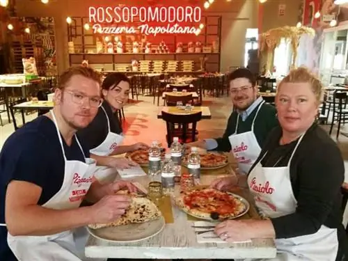 Автор, наслаждающийся пикантными блюдами после кулинарного мастер-класса в FICO Eataly World, является незабываемым и вкусным событием.