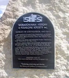 Мемориальная доска, показывающая, где раньше находился город Губернатор.