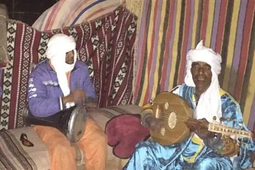 Музыканты турега играют при свете костра.