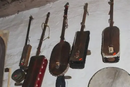 В одном магазине на руинах древнего города продаются предметы искусства и музыкальные инструменты.