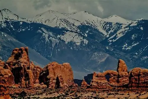 Тропа Сада Дьявола предлагает впечатляющие виды на заснеженные вершины близлежащих гор Ла Саль.