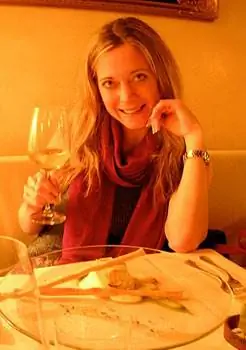 Стефани Освальд, основатель и редактор журнала Travelgirl Magazine, поднимает бокал на Belle Parti.