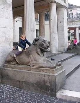Мальчик встречает чудовище в Падуе. Фото Кэти Аркилла