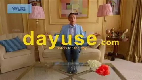 Реклама Dayuse.com, показывающая, как гость наслаждается своим временем в своей дневной аренде отеля.