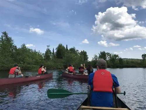Сплав на каноэ по Старице реки Ракетт, знакомство с болотными местами обитания, которые процветают в реке. Не говоря уже о том, чтобы увидеть белоголового орлана вблизи!