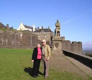 Линн Рудберг, изображенная со своим мужем Тимом в замке Стерлинг, намеревалась открыть для себя свои шотландские корни с помощью шотландских наследственных троп.
