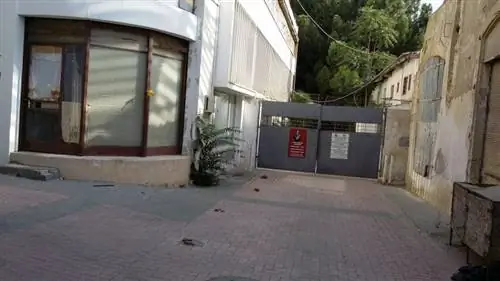 Непроходимая стена на Кипре, на границе в Никосии, между Северным Кипром и Кипром.