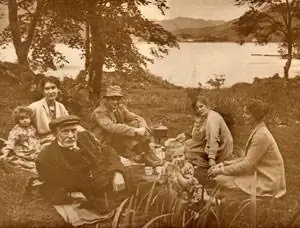 Семейная прогулка на озере Лох-Лонг около 1920 года.