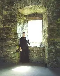 Линн Рудберг показана внутри башни Драмколтран, где когда-то жил один из ее предков.