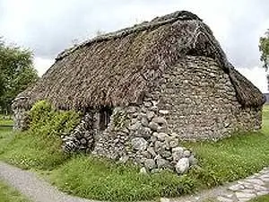 Типичный «черный дом» в Шотландии.