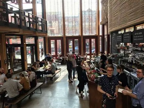 Недавно отремонтированный ресторан 1776 года театра Олд Вик в Бристоле.