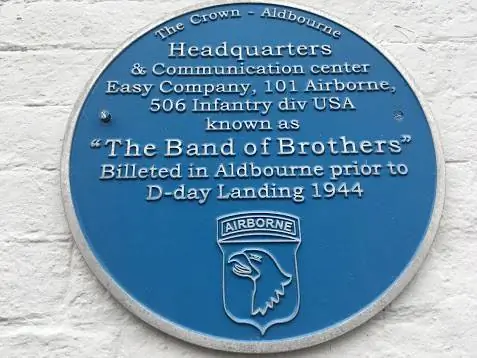 Мемориальная доска Band of Brothers, посвященная вторжению в день "Д" в Олдборне, Англия.