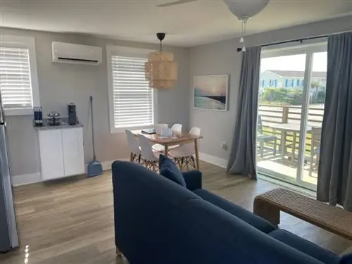 The Beach House at Oak Island - это отремонтированный винтажный отель 1950-х годов, в котором есть номера и люксы с видом на океан.