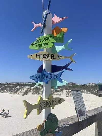 Знак, размещенный на пирсе в Сансет-Бич, указывает вам правильное направление.