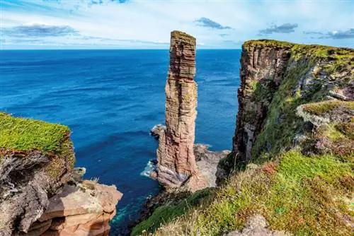 Старик Хой - 137-метровая (449 футов) морская труба, созданная в результате гидравлической эрозии с 1750 года; ожидается, что штабель вскоре рухнет в море, оставив пень на британских Оркнейских островах.