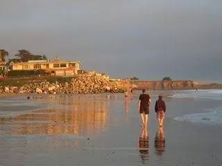 Закат на пляже в Санта-Крус, Калифорния.