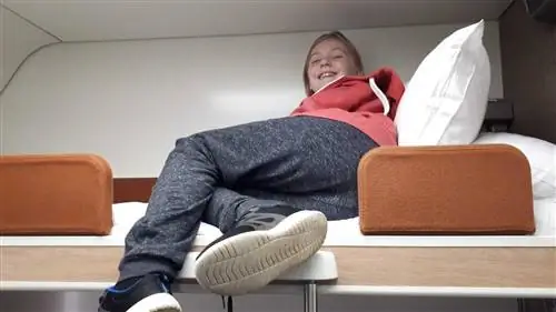 Руарид пробует верхнюю койку.