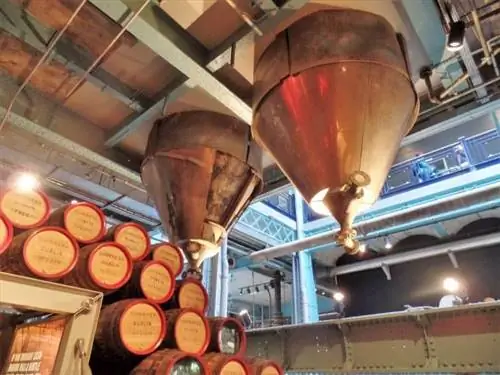 Старые сосуды для брожения.