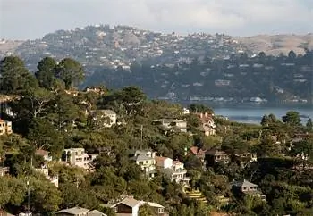 Дома за миллион долларов в Саусалито, Калифорния, через мост от Сан-Франциско.