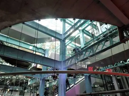 Внутри атриума